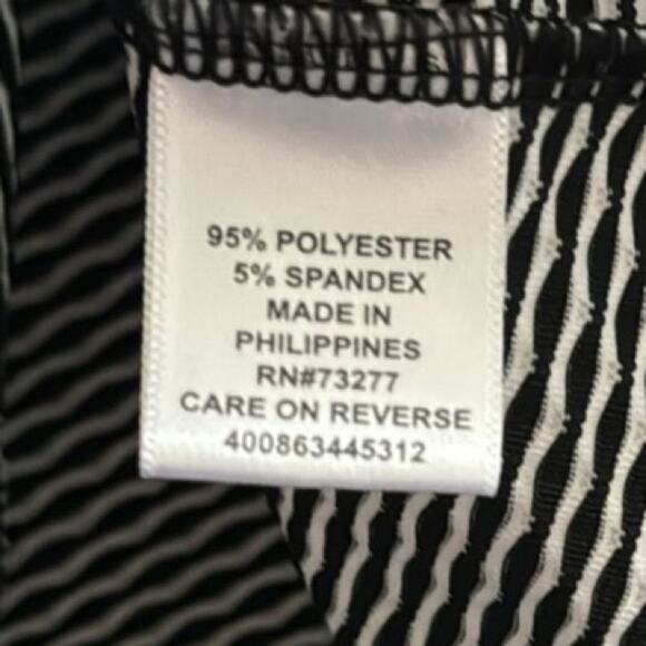 ELLE TEXTURED PRINT SHORT SLEEVE TOP BLACK AND WHITE SIZE SMALL - Picture 4 of 5